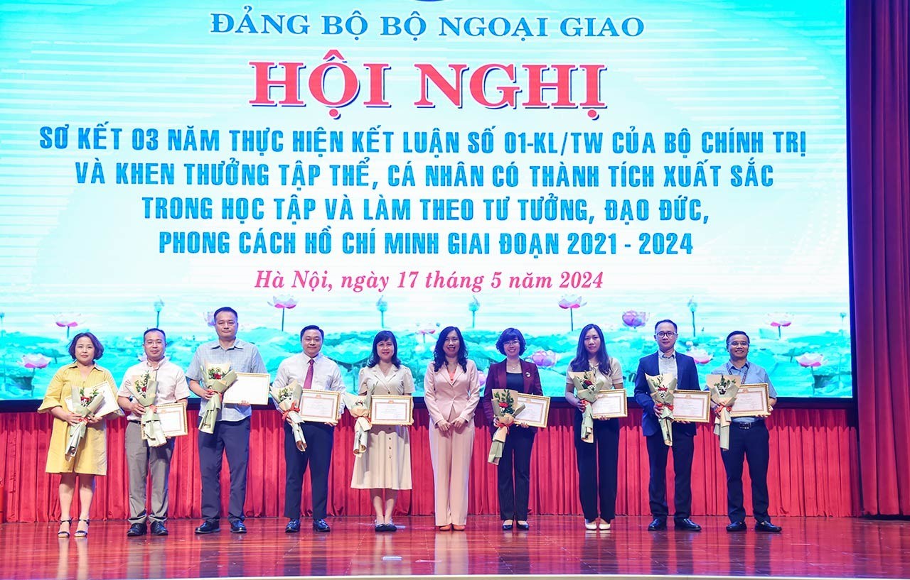 (ĐCSVN) - Đảng ủy Bộ Ngoại giao phát động thi đua cán bộ, đảng viên học tập và làm theo phong cách ngoại giao Hồ Chí Minh, hướng tới kỷ niệm 80 năm Ngày thành lập Ngành (28/8/1945 - 28/8/2025), góp phần chung sức xây dựng nền ngoại giao toàn diện, hiện đại và chuyên nghiệp