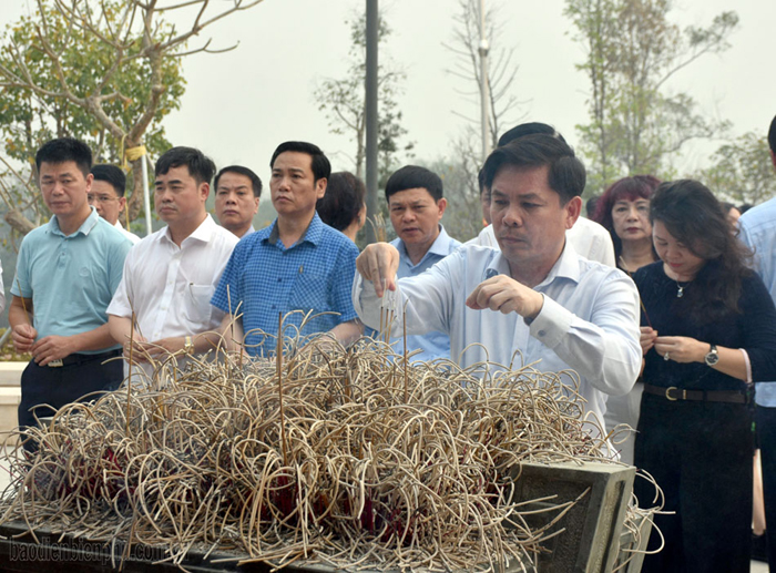 (ĐCSVN) - Hướng tới kỷ niệm 70 năm Chiến thắng Điện Biên Phủ, Đoàn công tác của Đảng ủy Khối các Cơ quan Trung ương đã có nhiều hoạt động ý nghĩa tại tỉnh Điện Biên.