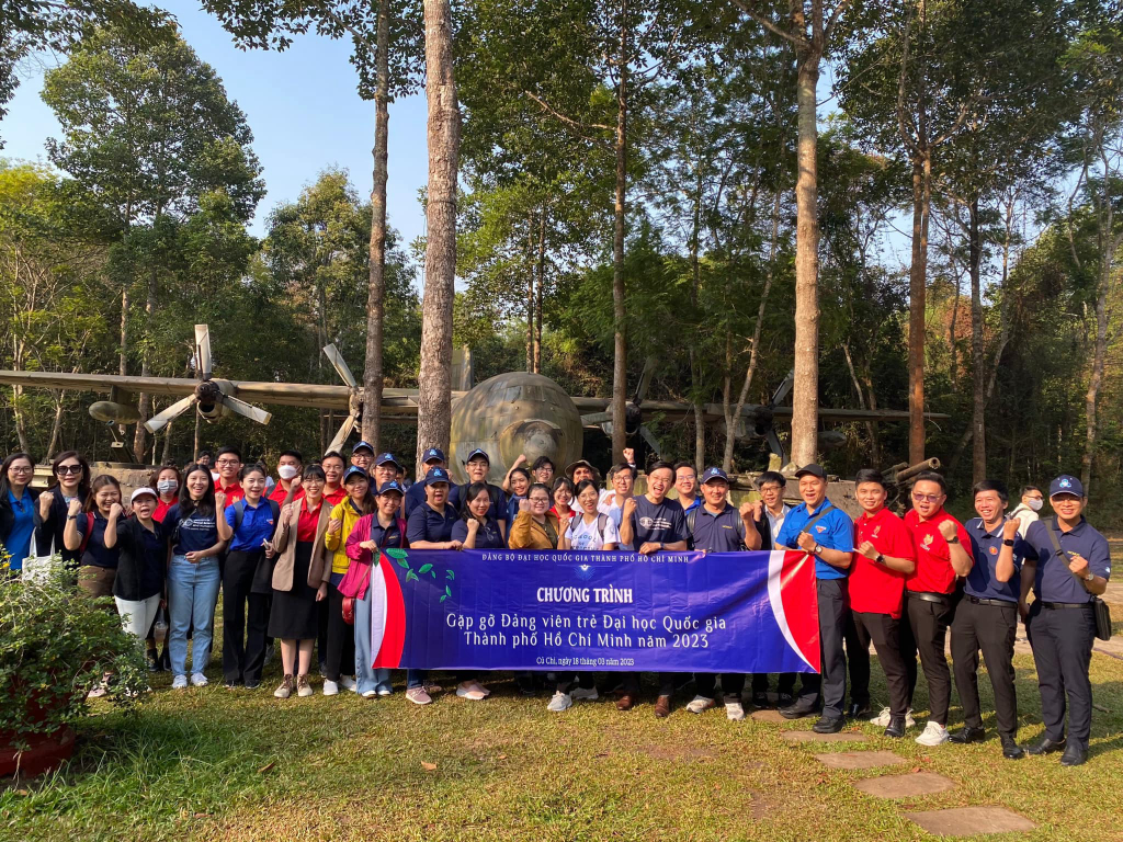 (ĐCSVN) - Trong suốt quá trình lãnh đạo cách mạng, Chủ tịch Hồ Chí Minh và Đảng ta luôn quan tâm chăm lo bồi dưỡng, đào tạo thế hệ trẻ; chú trọng phát hiện, bồi dưỡng kết nạp vào Đảng học sinh, sinh viên ưu tú. Trong Di chúc, Người viết: “Bồi dưỡng thế hệ cách mạng cho đời sau là một việc rất quan trọng và rất cần thiết”. Học sinh, sinh viên, thế hệ trẻ là rường cột của đất nước, có vai trò to lớn trong sự nghiệp xây dựng và bảo vệ Tổ quốc Việt Nam xã hội chủ nghĩa. 