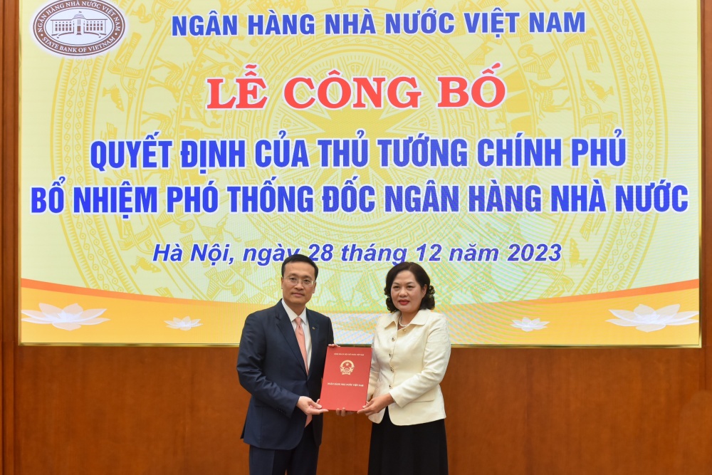 (ĐCSVN) - Ngày 28/12, tại Hà Nội, Ngân hàng Nhà nước Việt Nam (NHNN) đã tổ chức Lễ công bố Quyết định của Thủ tướng Chính phủ bổ nhiệm Phó Thống đốc NHNN đối với đồng chí Phạm Quang Dũng - Bí thư Đảng ủy, Chủ tịch HĐQT Ngân hàng TMCP Ngoại thương Việt Nam (Vietcombank).