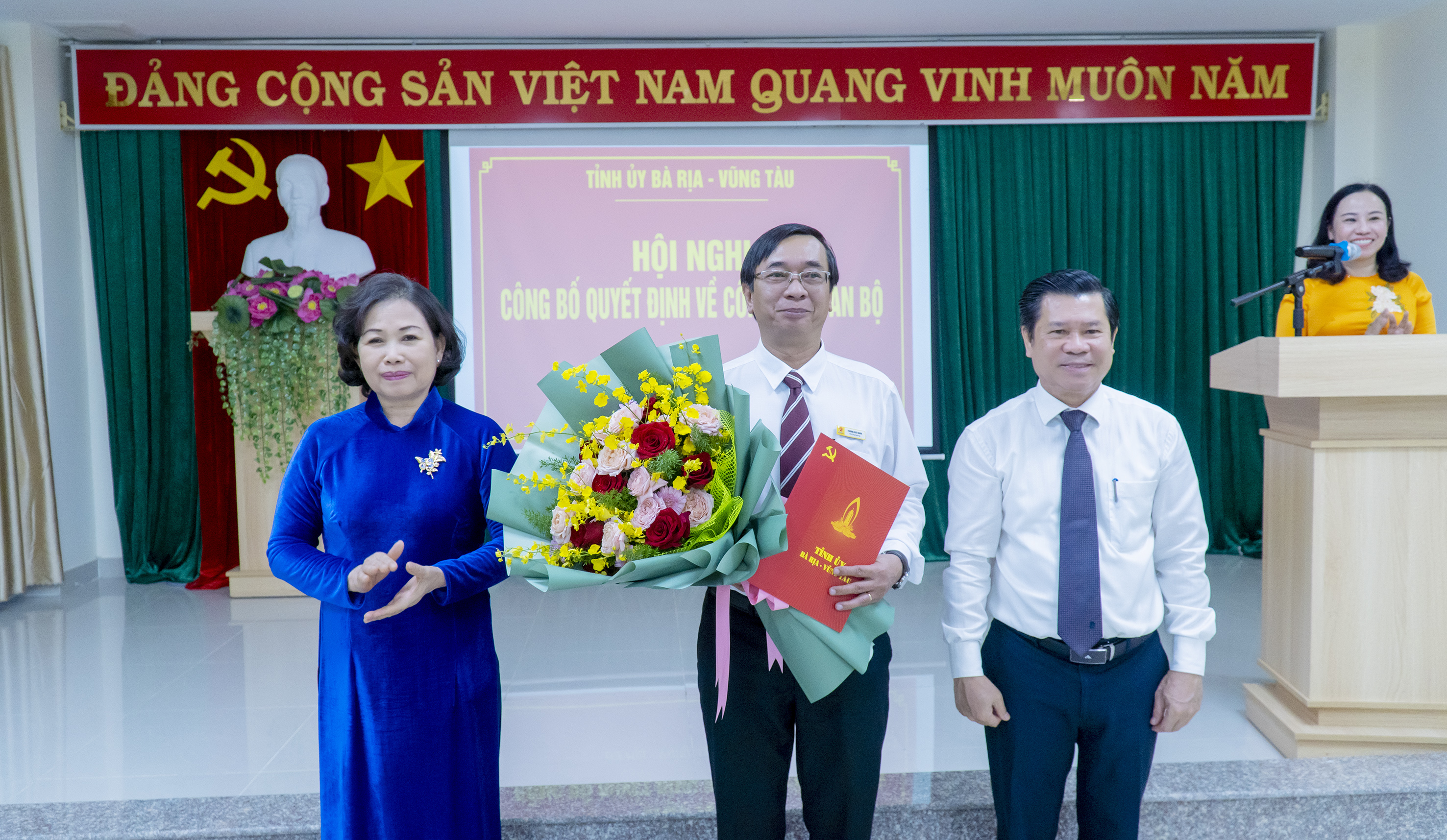 (ĐCSVN) - Thay mặt Tỉnh ủy, Phó Bí thư Thường trực Tỉnh ủy Bà Rịa-Vũng Tàu Nguyễn Thị Yến đã trao Quyết định của Ban Thường vụ Tỉnh ủy về việc bổ nhiệm đồng chí Trương Đức Nghĩa giữ chức vụ Tổng Biên tập Báo Bà Rịa-Vũng Tàu. 