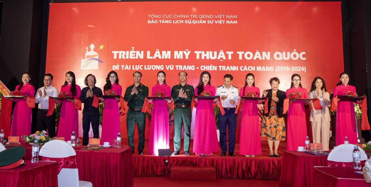 (ĐCSVN) - Triển lãm mỹ thuật toàn quốc đề tài Lực lượng vũ trang - Chiến tranh cách mạng (giai đoạn 2019 - 2024) giới thiệu tới công chúng 200 tác phẩm hội họa, đồ họa, điêu khắc của gần 200 nghệ sỹ từ khắp mọi miền đất nước. Đây là triển lãm đầu tiên tại cơ sở mới của Bảo tàng.