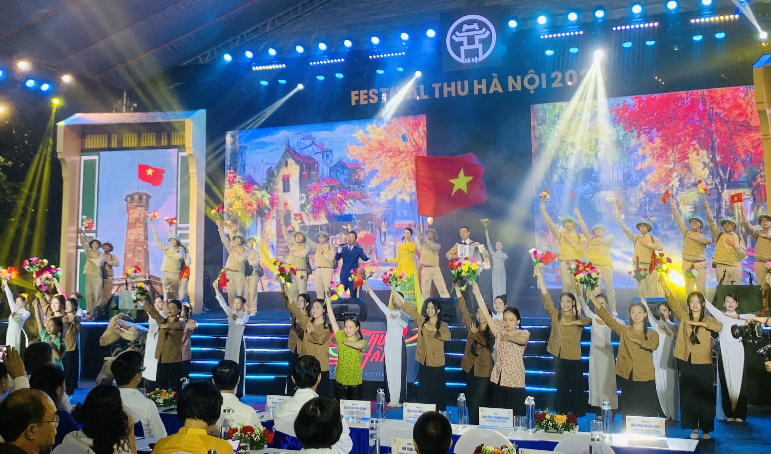 (ĐCSVN) - Chương trình Festival Thu Hà Nội năm 2024 là sự kiện có sự đầu tư quy mô, là sản phẩm du lịch khẳng định thương hiệu, thúc đẩy khai thác hiệu quả tiềm năng, thế mạnh của mỗi địa phương, tạo động lực cho phát triển kinh tế - xã hội nhanh và bền vững của vùng.