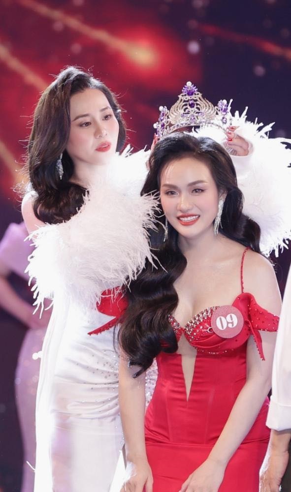 (ĐCSVN) – Cùng với danh hiệu Mrs Earth VietNam 2024, Vũ Thị Hoa – nữ doanh nhân đến từ Thủ đô Hà Nội sẽ chính thức là gương mặt đại diện Việt Nam tham gia đấu trường nhan sắc quốc tế tại cuộc thi Mrs Earth International 2024 sẽ được tổ chức vào tháng 11/2024 tại Philippines.