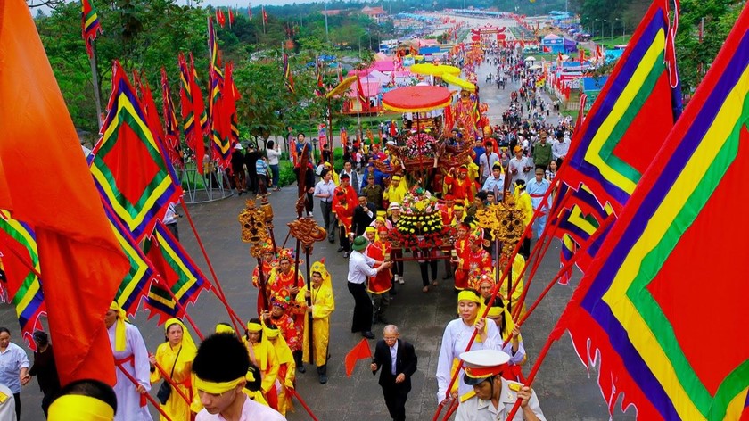 (ĐCSVN) - Việt Nam có kho tàng văn hóa vô giá với những di tích lịch sử - văn hóa, kiến trúc nghệ thuật; danh lam thắng cảnh; lễ hội dân gian, làng nghề truyền thống; trò chơi dân gian; nghệ thuật ẩm thực, trang phục truyền thống, phong tục tập quán…