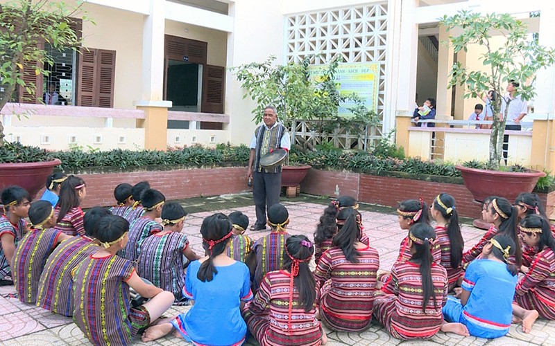  "Cầu nối" vững chắc giữa ý Ðảng, lòng dân 