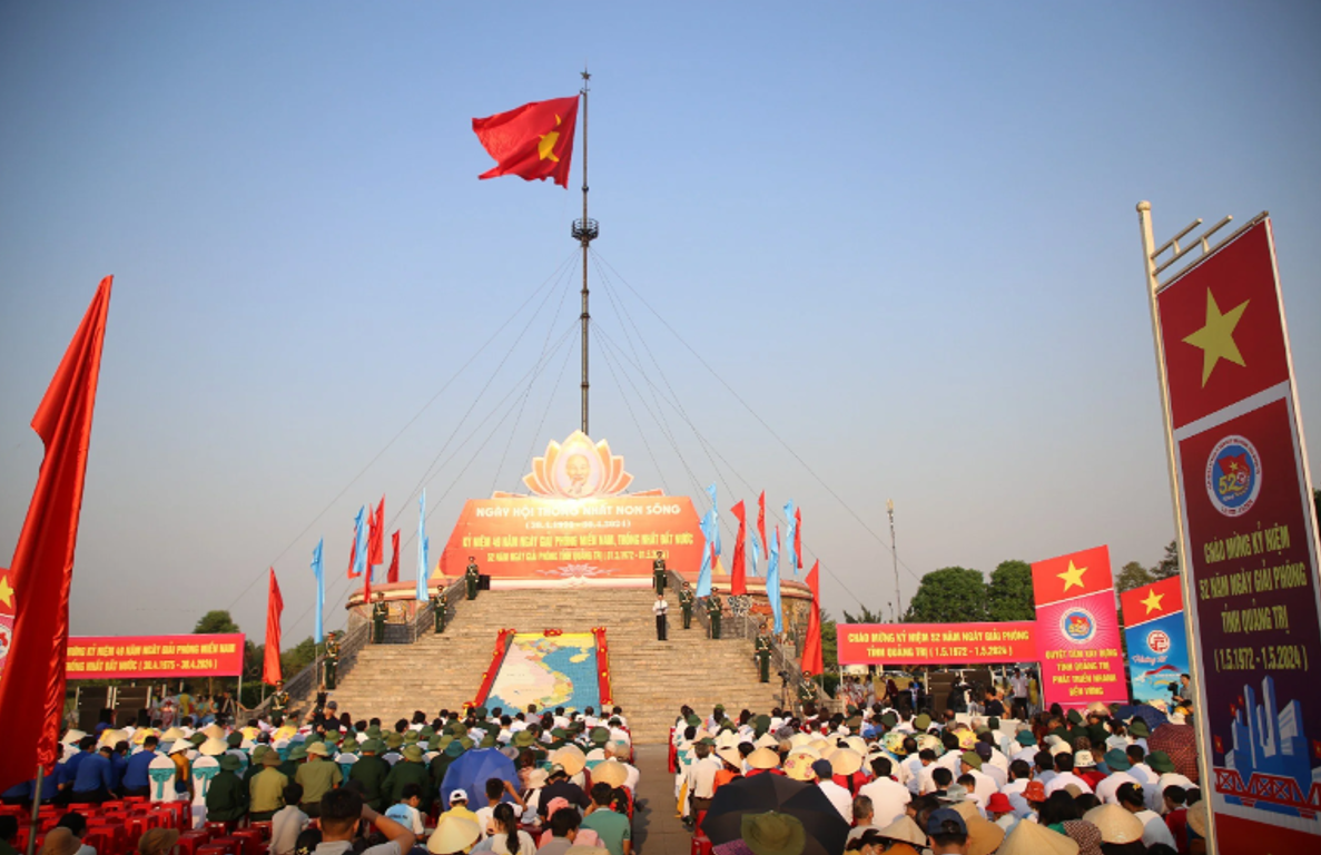 (ĐCSVN) - Trong không khí trang nghiêm, lá cờ Tổ quốc được kéo lên trên đỉnh Kỳ đài lịch sử giữa tiếng nhạc Tiến quân ca oai hùng và sự xúc động của hàng nghìn người dân có mặt.