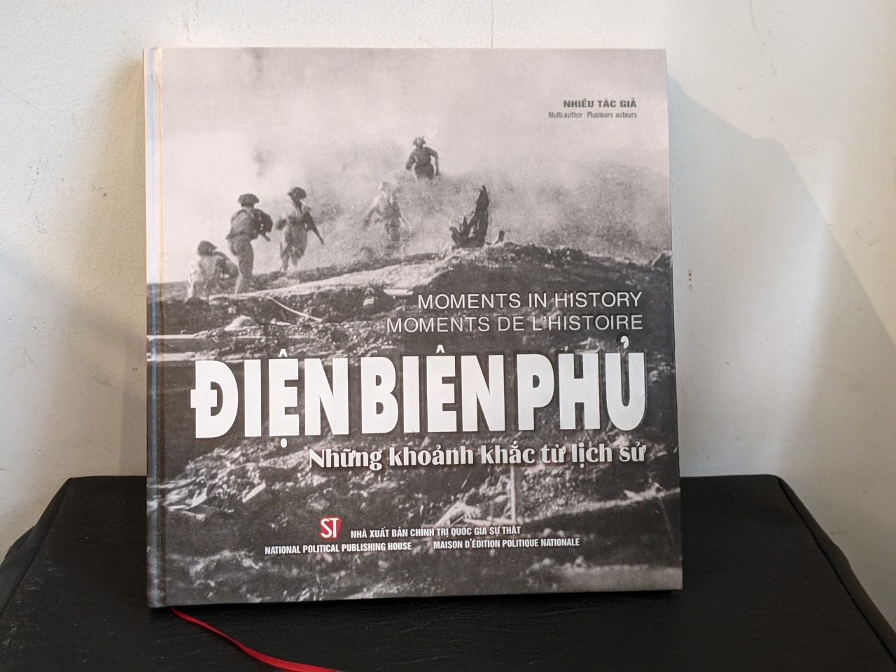 (ĐCSVN) - Cuốn sách “Điện Biên Phủ - Những khoảnh khắc từ lịch sử” được trình bày bằng 3 ngôn ngữ: Việt, Anh, Pháp, đem đến cho bạn đọc một bức tranh toàn cảnh về sự kiện lịch sử vĩ đại này thông qua các hình ảnh tư liệu lịch sử được khai thác từ nhiều nguồn, có độ chân thực cao.