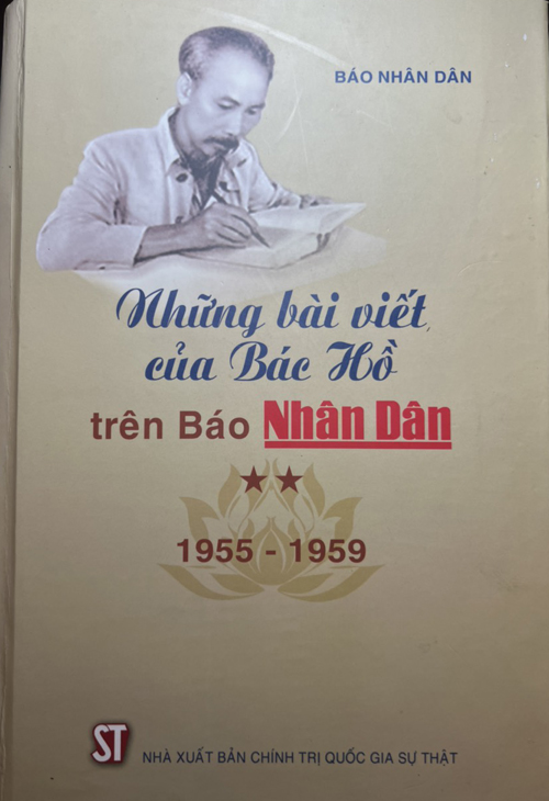 (ĐCSVN) -  Nhân kỷ niệm 134 năm ngày sinh Bác Hồ muôn vàn kính yêu (19/5/1890 - 19/5/2024), người anh hùng giải phóng dân tộc, khai sinh ra nước Việt Nam dân chủ cộng hòa, sáng lập nền báo chí cách mạng Việt Nam, PGS, TS Nguyễn Hồng Vinh đã dành thời gian tâm huyết đọc hàng trăm bài viết của Bác Hồ trên Báo Nhân Dân, từ đó rút ra những đặc điểm nổi bật trong nghệ thuật đặt tít bài viết của Bác.