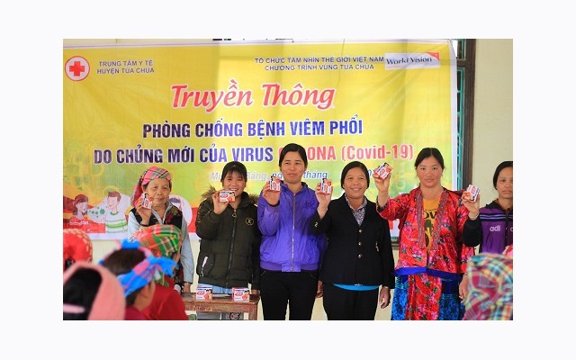  Phát xà-phòng và dung dịch rửa tay khô tặng các hộ dân huyện Tủa Chùa 