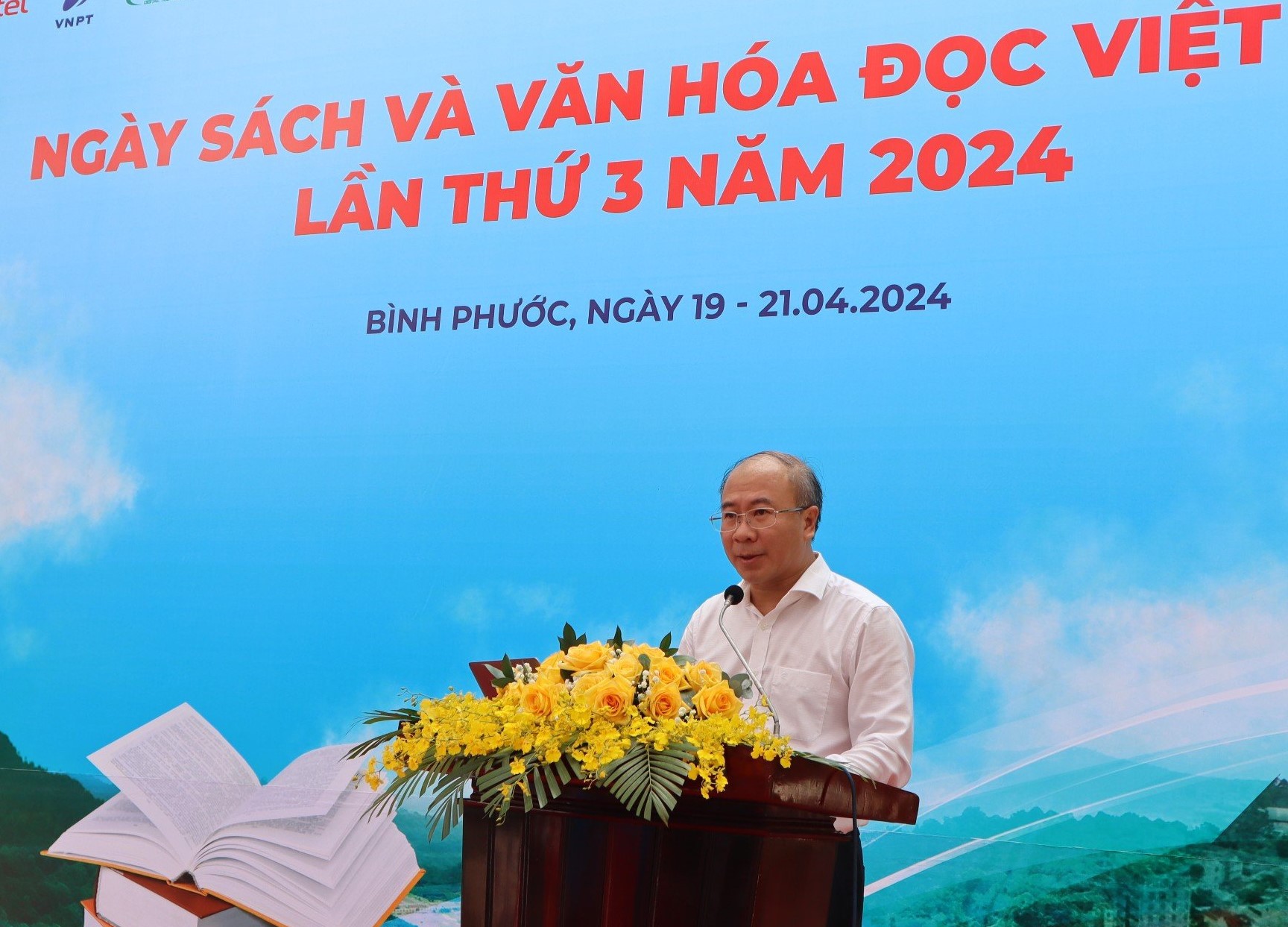 (ĐCSVN) - Hưởng ứng Ngày sách và Văn hóa đọc Việt Nam 21/4 năm 2024, tại tỉnh Bình Phước đã và đang diễn ra các hoạt động truyền thông về sách; tặng sách; tổ chức xe thư viện lưu động phục vụ bạn đọc ở vùng xa, vùng biên giới; tổ chức hội thi tuyên truyền, giới thiệu về sách trong các trường học…  