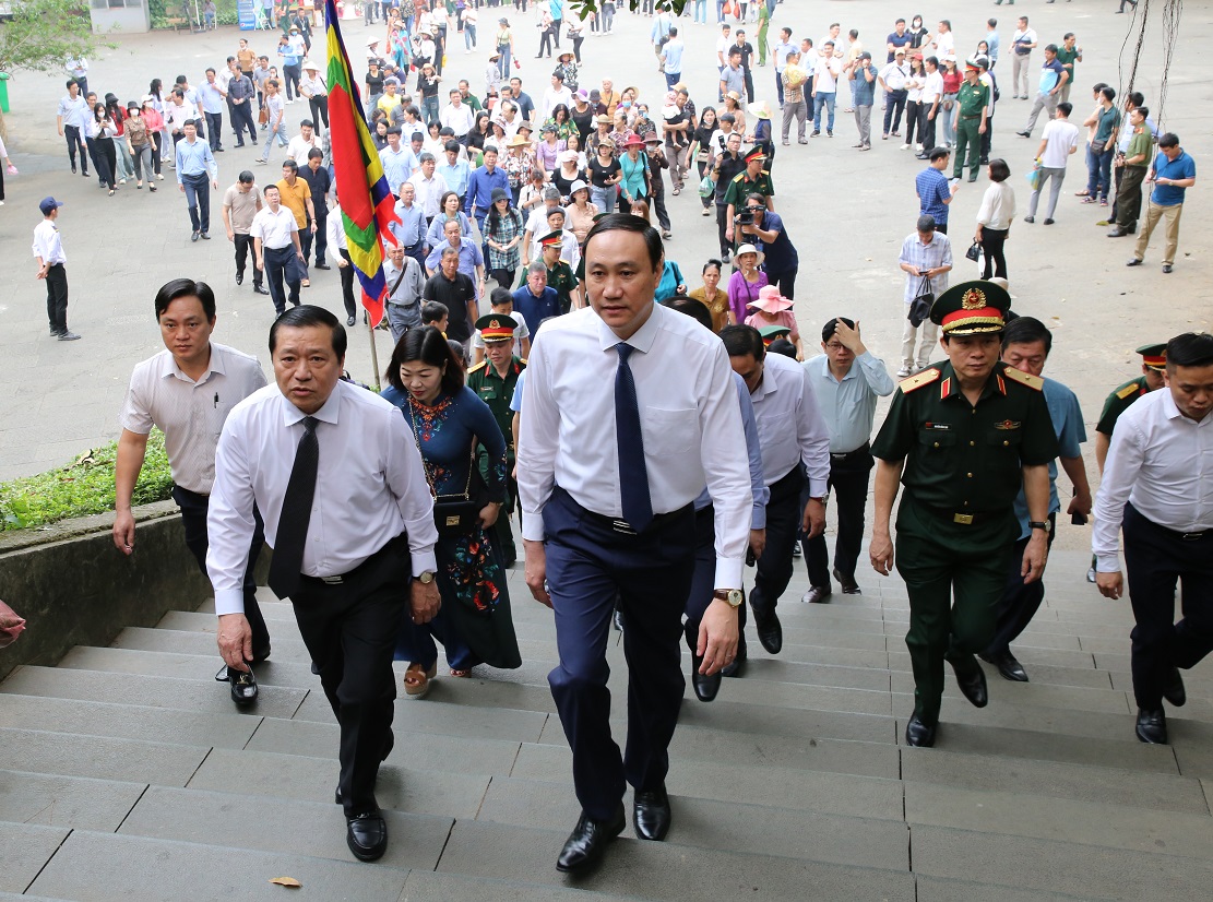 (ĐCSVN) – Phó Trưởng ban Thường trực Ban Tuyên giáo Trung ương Lại Xuân Môn và các đại biểu thành kính dâng hương hoa tưởng nhớ tổ tiên, ghi tạc công đức to lớn của các Vua Hùng, các bậc tiền nhân đã khai phá, tạo dựng nên non nước Việt Nam.