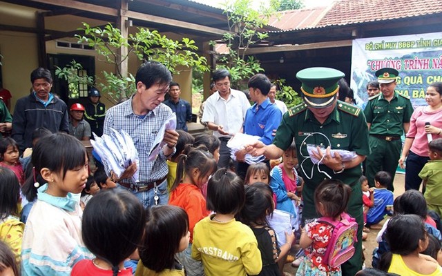  Tặng quà cho học sinh nghèo trên địa bàn biên giới Gia Lai 