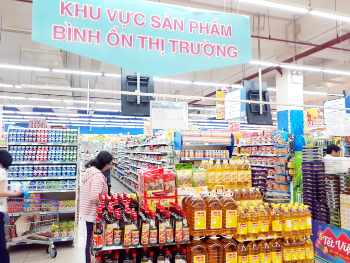 (ĐCSVN) - Kiểm tra hoặc phối hợp kiểm tra việc thực hiện các quy định của pháp luật về giá, đo lường, ghi nhãn hàng hoá, niêm yết giá và bán theo giá niêm yết... để không xảy ra tình trạng đầu cơ, găm hàng, tăng giá bất hợp lý nhằm đảm bảo ổn định thị trường phục vụ nhu cầu Tết cho nhân dân...