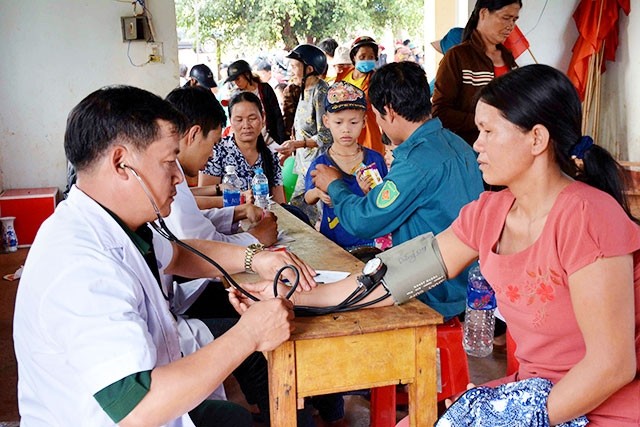  Tặng quà và khám, phát thuốc cho đồng bào DTTS 