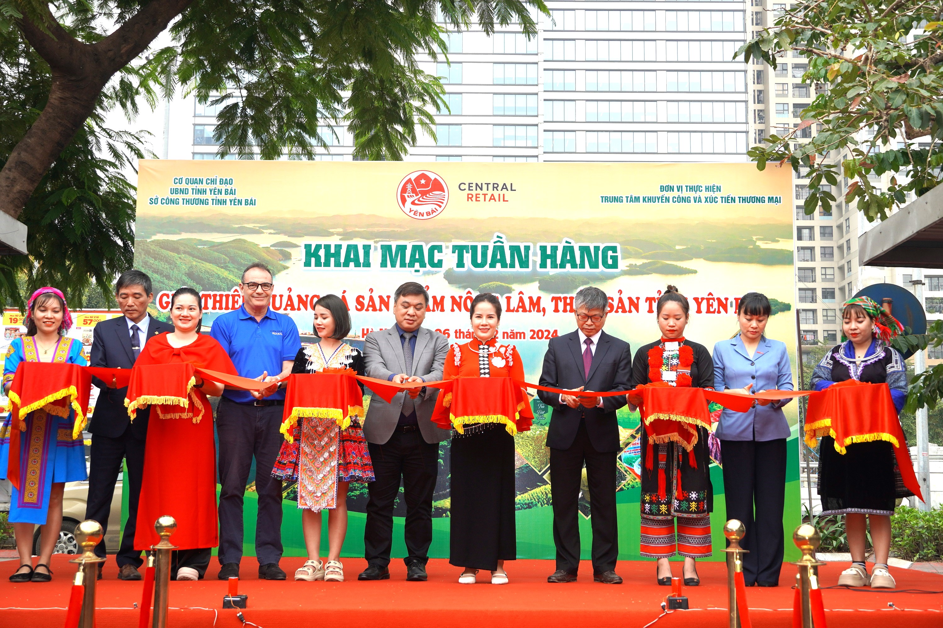 (ĐCSVN) - Thực hiện Chương trình Xúc tiến thương mại năm 2024 tỉnh Yên Bái, Trung tâm Khuyến công và Xúc tiến thương mại Yên Bái phối hợp cùng tập đoàn Central Retail Việt Nam tổ chức Tuần hàng giới thiệu quảng bá sản phẩm nông lâm thủy sản tỉnh Yên Bái năm 2024.