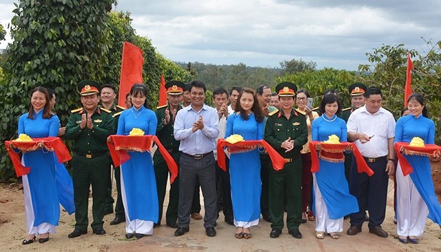  Bàn giao “Công trình đoàn kết quân - dân” 