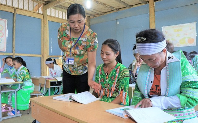  Đưa chữ về bản vùng cao 