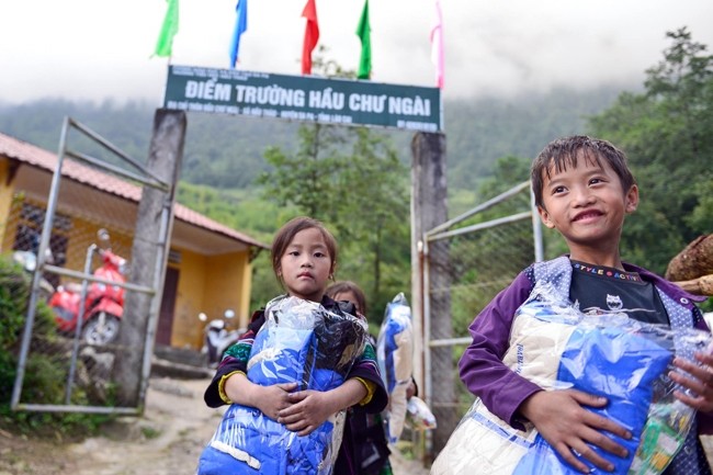  “Áo ấm cho em” đến với hai điểm trường ở Lào Cai 