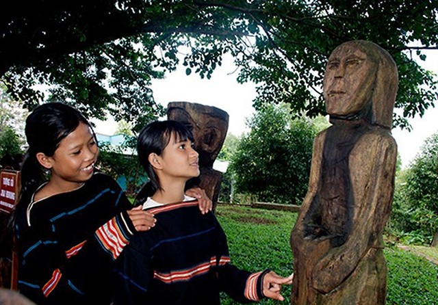  Khánh thành khu trưng bày tượng gỗ dân gian Ba Na, Gia Rai 