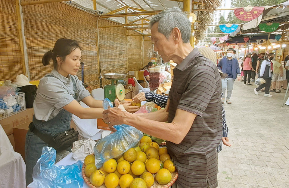 (ĐCSVN) - Việc thành phố Hà Nội đưa Hội chợ Đặc sản vùng miền Việt Nam thành hoạt động thường niên không chỉ góp phần đưa những sản phẩm đặc trưng, đặc sản đến với người tiêu dùng trong nước mà còn thúc đẩy mở rộng thị trường tiêu thụ sản phẩm của các doanh nghiệp. 