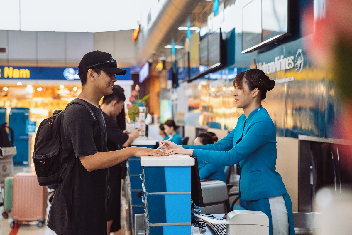 (ĐCSVN) - Vietnam Airlines được tổ chức The Airline Passenger Experience Association (APEX) vinh danh là “Hãng hàng không 5 sao xuất sắc” (Five Star Major Airline). Đây là năm thứ hai liên tiếp Vietnam Airlines nhận được danh hiệu quốc tế uy tín này. 