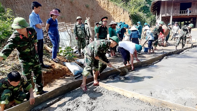 Cùng với nhiệm vụ sẵn sàng chiến đấu, thời gian qua, lực lượng vũ trang tỉnh Nghệ An tích cực tham gia phong trào “Chung sức xây dựng nông thôn mới”, góp phần xây dựng quê hương Bác sớm giàu mạnh, tô thắm thêm hình ảnh, phẩm chất cao quý “Bộ đội Cụ Hồ” trong lòng người dân.