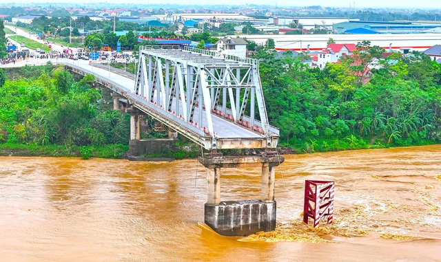 (ĐCSVN) - Phó Thủ tướng Thường trực Nguyễn Hòa Bình ký Quyết định số 1389/QĐ-TTg ngày 15/11/2024 bổ sung vốn từ nguồn dự phòng ngân sách trung ương năm 2024 cho Bộ Giao thông vận tải để thực hiện Dự án đầu tư xây dựng cầu Phong Châu mới trên quốc lộ 32C, tỉnh Phú Thọ.