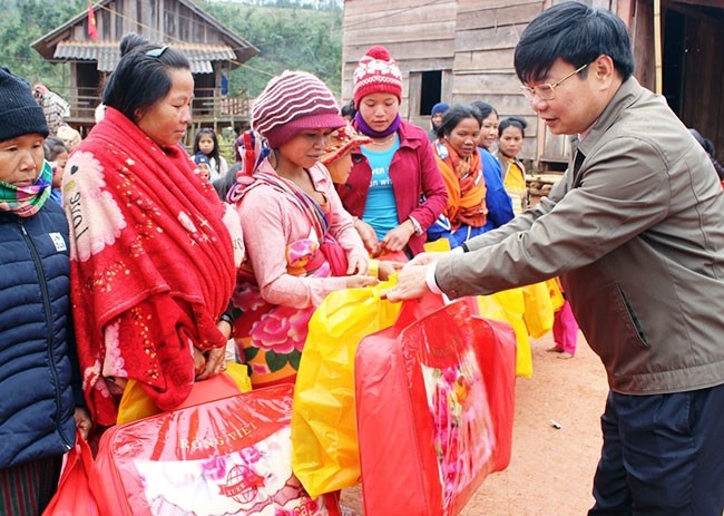  Thăm, tặng quà cho đồng bào vùng biên giới tại Quảng Bình 