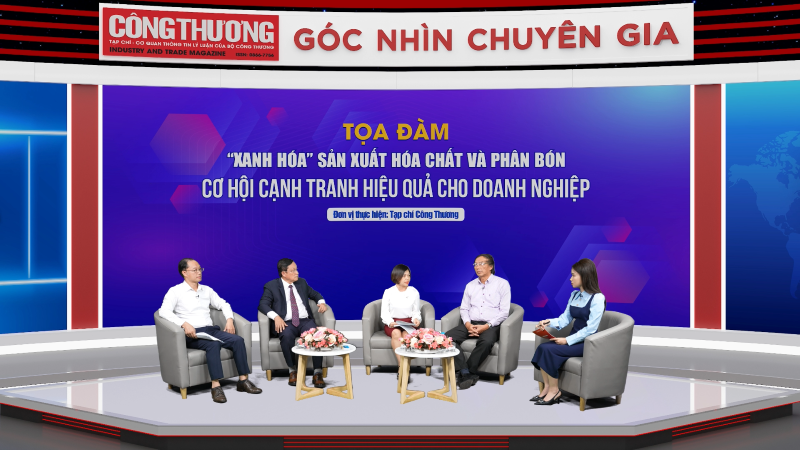 (ĐCSVN) - Xanh hóa công nghiệp đang trở thành xu hướng phát triển đem lại hiệu quả trong tăng trưởng kinh tế, giải quyết các vấn đề xã hội và khắc phục hậu quả ô nhiễm môi trường. Ngành sản xuất hoá chất và phân bón cũng không nằm ngoài xu hướng đó.