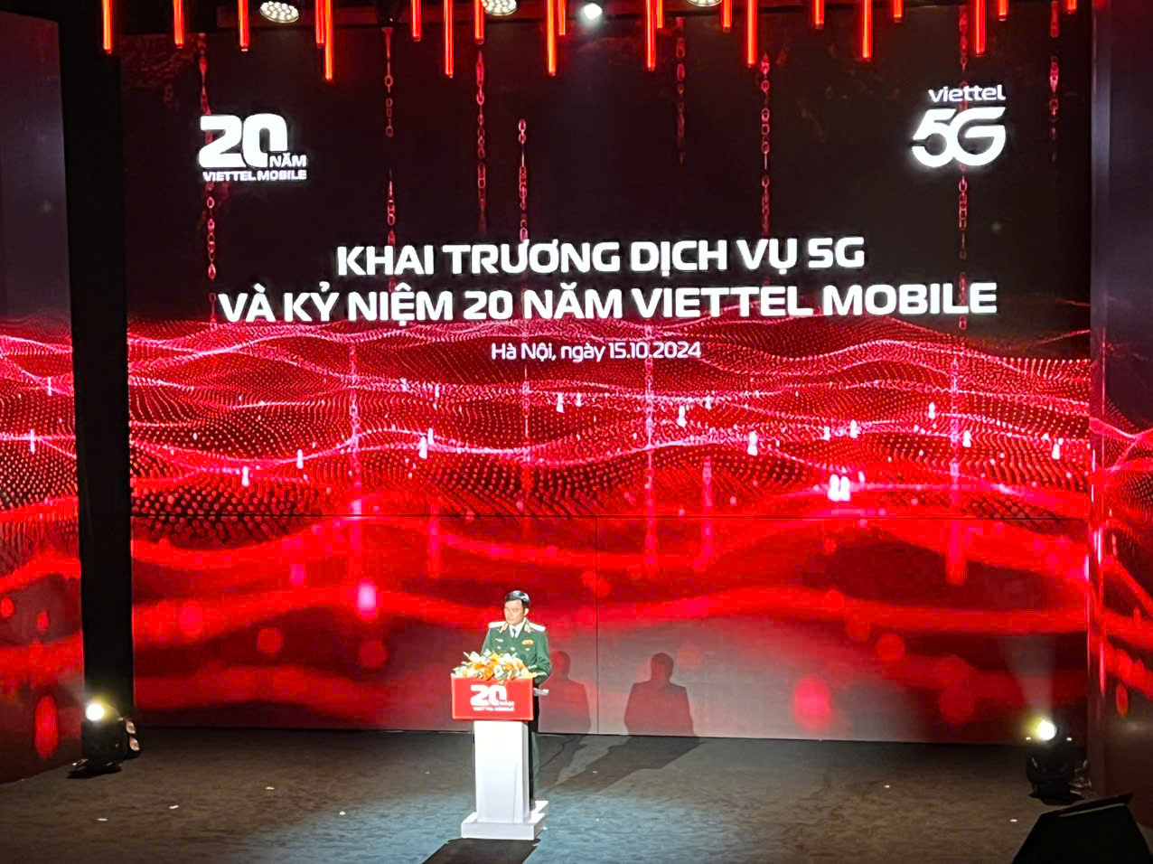 (ĐCSVN) - Sau 6 tháng nhận giấy phép sử dụng tần số 2.600 MHz, mạng 5G Viettel tại thời điểm khai trương có hơn 6.500 trạm BTS, phủ sóng 100% thủ phủ của 63/63 tỉnh, thành phố, khu công nghiệp, khu du lịch, cảng biển, sân bay, bệnh viện, đại học…