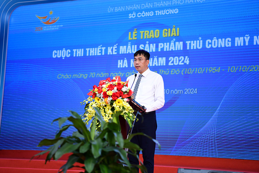 (ĐCSVN) - Cuộc thi Thiết kế mẫu sản phẩm thủ công mỹ nghệ Hà Nội 2024 có chủ đề “Thiết kế sáng tạo – hội tụ tinh hoa” được tổ chức nhằm khuyến khích các tổ chức, cá nhân trên địa bàn Thành phố phát huy những ý tưởng sáng tạo trong thiết kế mẫu sản phẩm thủ công mỹ nghệ để tạo ra những sản phẩm thủ công mỹ nghệ có thiết kế mới, sáng tạo, có giá trị kinh tế, kỹ thuật, mỹ thuật cao phù hợp thị hiếu khách hàng.