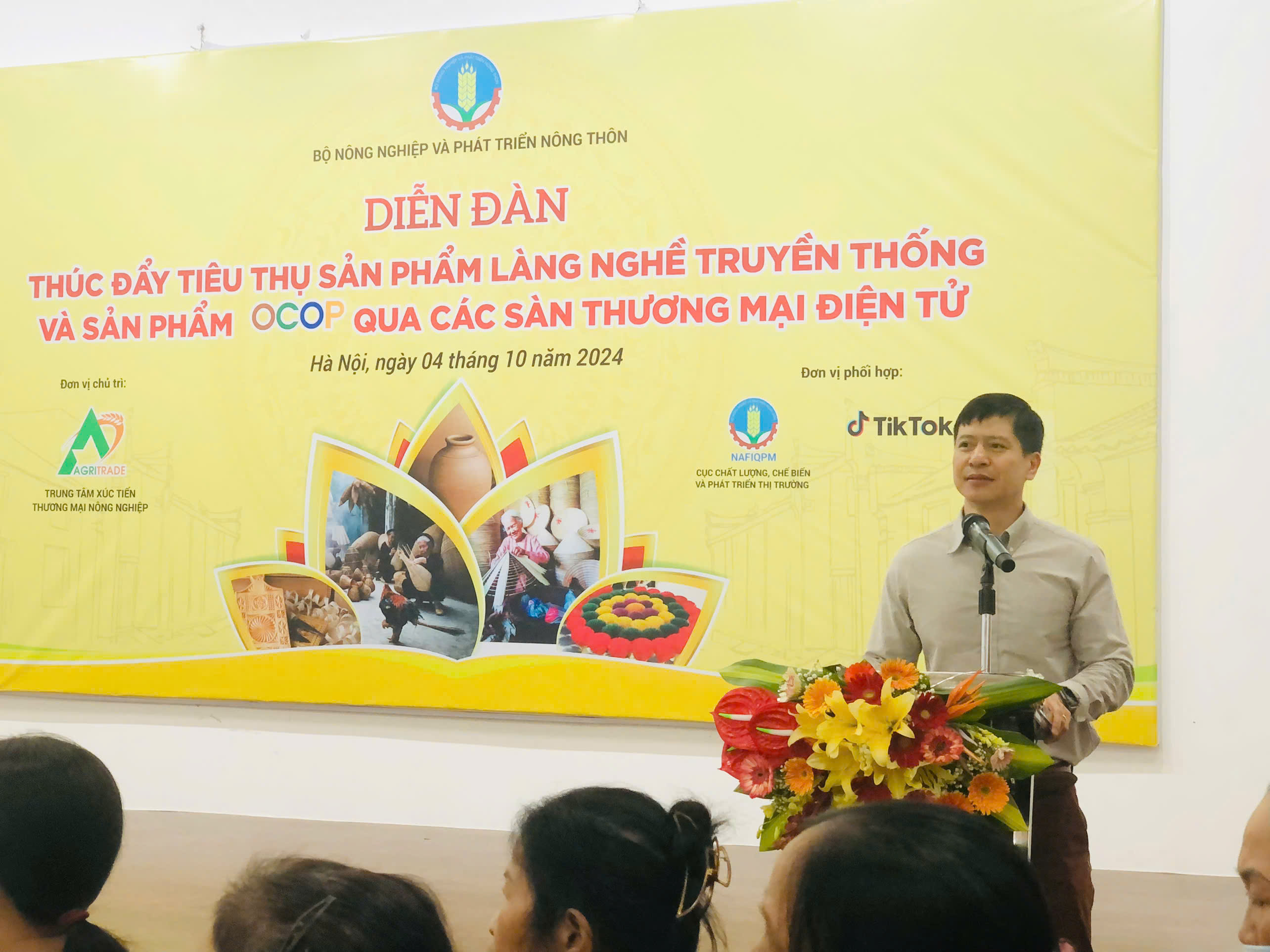 (ĐCSVN) – “Diễn đàn thúc đẩy tiêu thụ sản phẩm làng nghề truyền thống và sản phẩm OCOP qua các sàn thương mại điện tử” đã thu hút đông đảo đại biểu tham gia. Tại đây, các đại biểu đã sôi nổi trao đổi những thông tin, giải pháp phát triển và nhân rộng mô hình quảng bá, kinh doanh sản phẩm làng nghề truyền thống, sản phẩm OCOP qua các sàn thương mại điện tử.