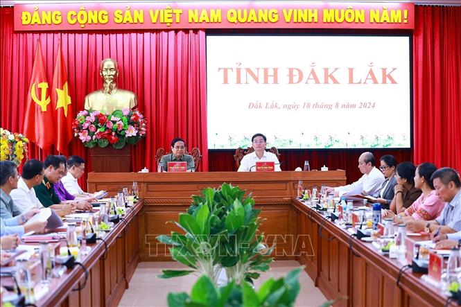 (ĐCSVN) - Thủ tướng Phạm Minh Chính tin tưởng thời gian tới, tỉnh Đắk Lắk sẽ mạnh mẽ khắc phục mọi khó khăn, vượt qua mọi thách thức, tiếp tục đổi mới tư duy, tầm nhìn để tạo xung lực phát triển mới, nhanh, xanh, hài hòa và bền vững, dứt khoát không để tụt hậu và không để ai bị bỏ lại phía sau.