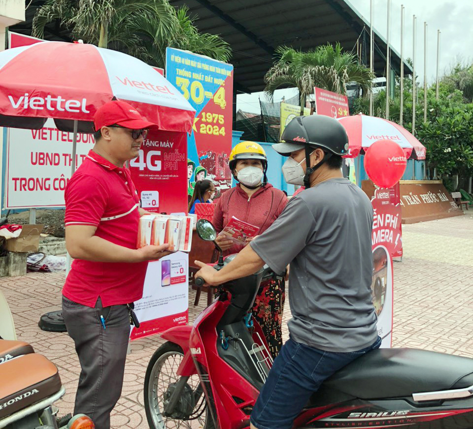 (ĐCSVN) - Thực hiện các nhiệm vụ của Đề án 06, thời gian qua, tỉnh Bà Rịa - Vũng Tàu triển khai, đốn đốc thực hiện, bảo đảm đúng tiến độ. Hiện nay, 100% thủ tục hành chính (TTHC) đủ điều kiện cung cấp dịch vụ công trực tuyến toàn trình, một phần của tỉnh đã được cung cấp, tích hợp trên Cổng dịch vụ công quốc gia và Hệ thống thông tin giải quyết TTHC tỉnh với 1.505 dịch vụ (574 toàn trình, 939 một phần). Tỷ trọng đóng góp của kinh tế số ngày càng tăng trong cơ cấu GRDP của tỉnh.