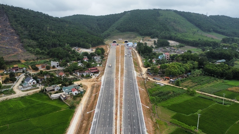 (ĐCSVN) - Bộ Tài nguyên và Môi trường đã cho phép triển khai giải phóng mặt bằng Dự án xây dựng hệ thống trạm dừng nghỉ trên tuyến cao tốc Bắc - Nam bổ sung theo quy trình rút gọn với thời gian rút gọn được khoảng 6 tháng so với kế hoạch.