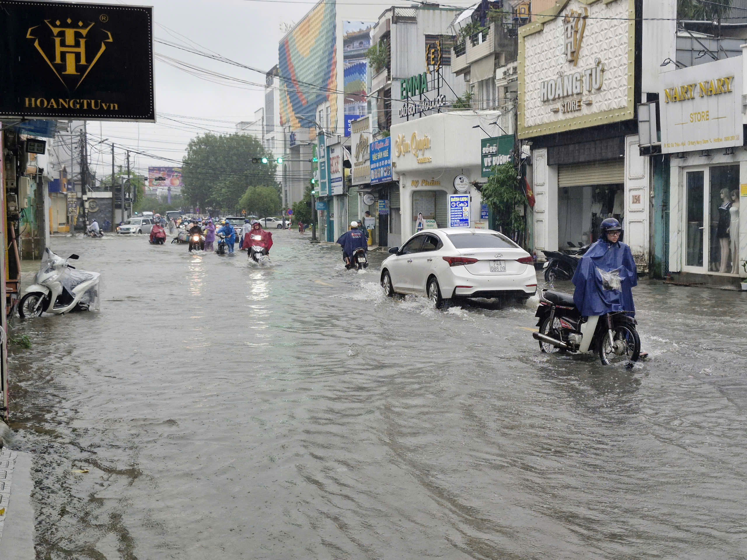 (ĐCSVN) - Để đảm bảo an toàn cho học sinh và giáo viên, Sở Giáo dục và Đào tạo thông báo cho học sinh toàn tỉnh nghỉ học ngày 25/11. Các đơn vị trên địa bàn toàn tỉnh Thừa Thiên Huế đã chủ động tổ chức theo dõi sát thông tin dự báo, diễn biến của mưa lũ; chỉ đạo, triển khai công tác ứng phó.