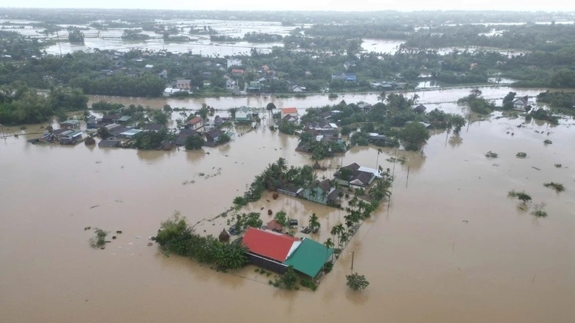 (ĐCSVN) - Nhiều phường của huyện Nghĩa Hành và thị xã Đức Phổ (tỉnh Quảng Ngãi) bị ngập sâu, chia cắt do mưa lớn kéo dài trong những ngày qua.