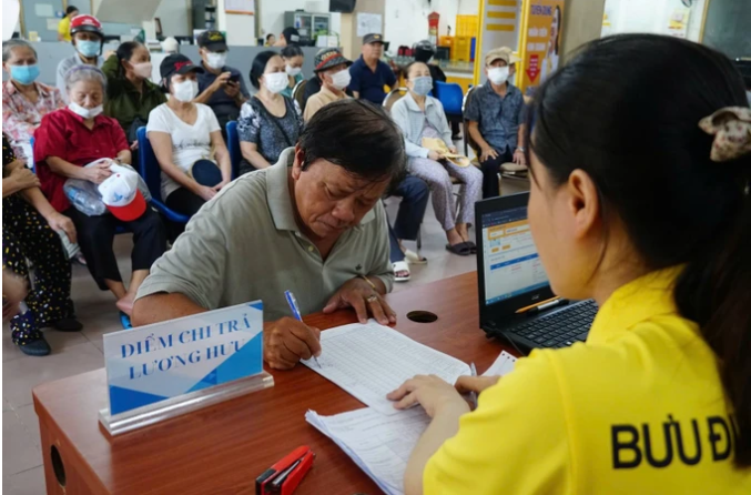 (ĐCSVN) -  Trong thời gian qua, việc triển khai và phát triển thanh toán không dùng tiền mặt trong công tác chi trả lương hưu, trợ cấp BHXH trên địa bàn TP Hồ Chí Minh đã đạt được những kết quả tích cực.