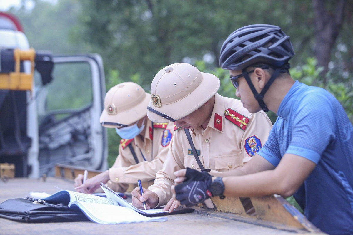 (ĐCSVN) - Sau khi đẩy mạnh công tác tuyên tuyền, thông qua việc xử phạt để người vi phạm tuyên truyền cho các hội nhóm đi xe đạp trên các tuyến đường cấm xe thô sơ, xe đạp, người đi bộ, từ đầu tháng 11 trở lại đây, vi phạm đã giảm đáng kể.