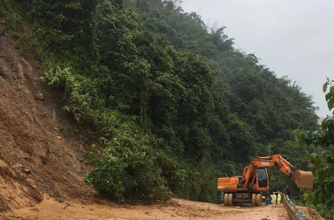 (ĐCSVN) - Ngày 12/11, Bộ Giao thông Vận tải (GTVT) ban hành Quyết định về công bố tình huống khẩn cấp về thiên tai để khắc phục hư hỏng kết cấu hạ tầng giao thông trên các tuyến quốc lộ 4, quốc lộ 4C, quốc lộ 279, quốc lộ 280 và đường Cột cờ Quốc gia Lũng Cú do mưa, lũ gây ra tại tỉnh Hà Giang từ ngày 1/9 đến ngày 31/10.