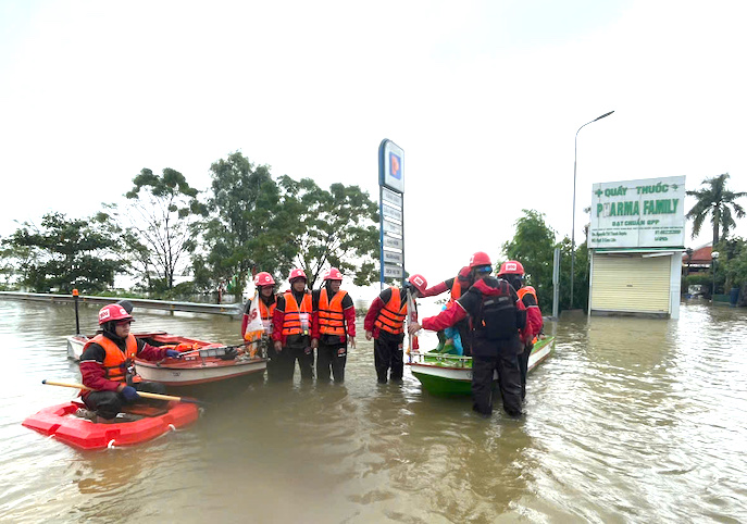 (ĐCSVN) – Trước những khó khăn của người dân vùng ngập lũ và chia cắt, các lực lượng chức năng và người dân cùng cộng đồng xã hội đã vào cuộc hỗ trợ lương thực, thực phẩm cho bà con vùng lũ…. Đặc biệt, UBND tỉnh cũng đã chỉ đạo các cấp, các ngành tập trung khắc phục hậu quả do mưa lũ.