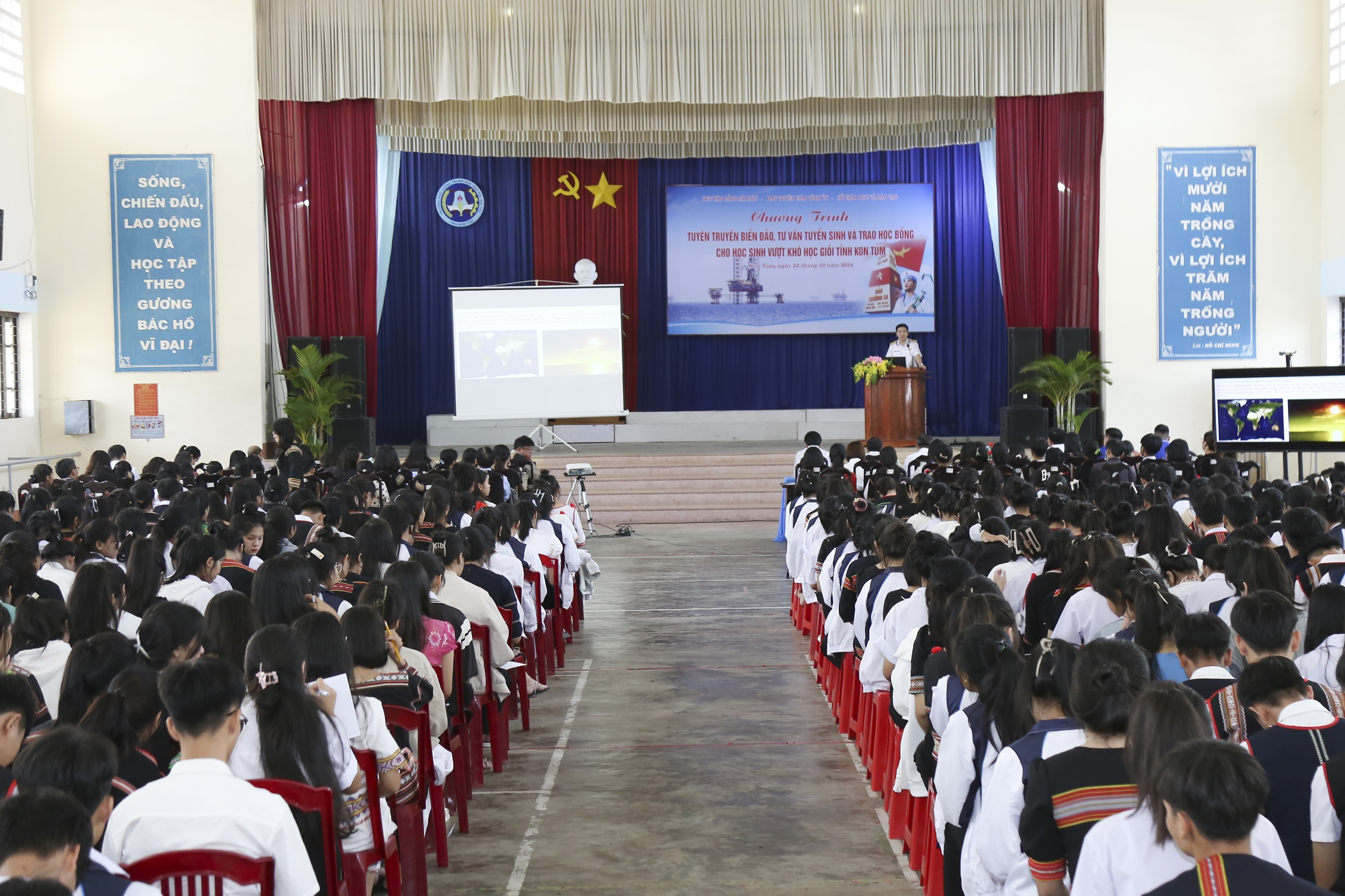 (ĐCSVN) - Ngày 24/10, tại TP. Kon Tum, Tổng công ty Tân cảng Sài Gòn, Quân chủng Hải quân phối hợp với Ban Tuyên giáo Tỉnh ủy và Sở Giáo dục và đào tạo tỉnh Kon Tum tổ chức chương trình tuyên truyền biển đảo, tư vấn tuyển sinh tại Trường PTTH Dân dộc nội trú tỉnh Kon Tum và trao học bổng cho học sinh vượt khó học giỏi. 