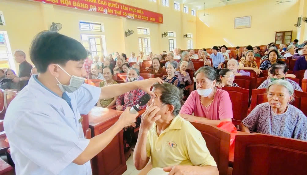 (ĐCSVN) - Sau một thời gian triển khai, Chương trình “Mắt sáng cho người cao tuổi” ở Thái Bình đã giúp nhiều người cao tuổi (NCT) địa phương được khám, điều trị miễn phí các bệnh về mắt. Chương trình nhân văn này ngày càng lan tỏa sâu rộng trong cộng đồng, được các cấp ủy đảng, chính quyền, các ngành, đoàn thể, các tổ chức xã hội ghi nhận, đồng tình ủng hộ.