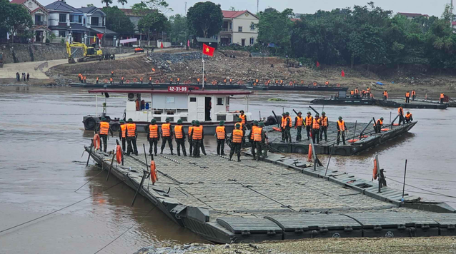 (ĐCSVN) – Từ chiều 04/10, để bảo đảm phục vụ nhu cầu đi lại của người dân, lực lượng Quân đội đã chính thức tổ chức phà thay thế cầu phao Phong Châu phục vụ người đi bộ, xe thô sơ, xe gắn máy, các loại xe môtô.