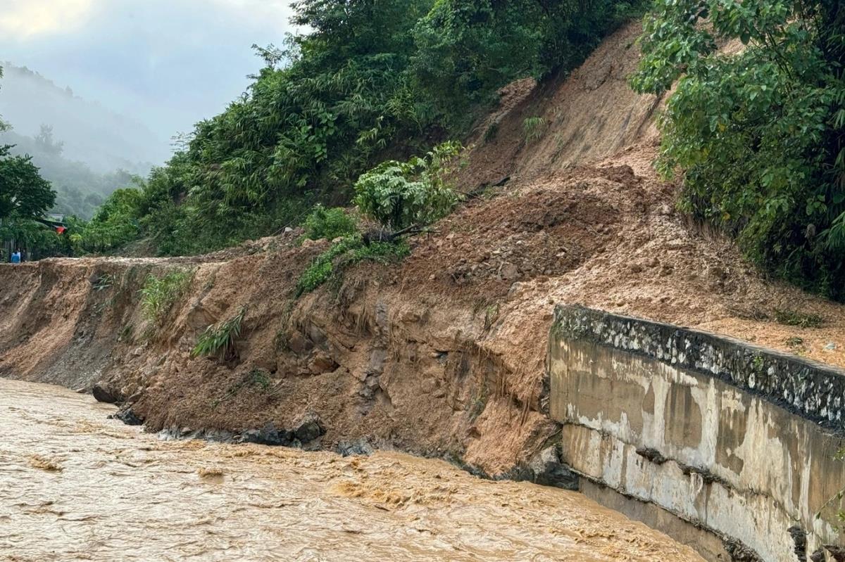 (ĐCSVN) - Lũ ống, lũ quét bất ngờ xuất hiện trong đêm khiến một số bản làng ở huyện biên giới Tương Dương (Nghệ An) bị ngập, chia cắt cục bộ.