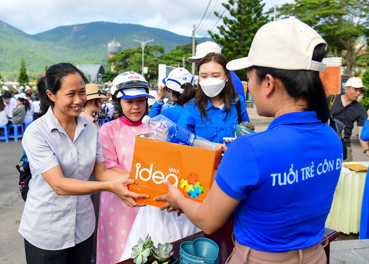 (ĐCSVN) - “Ngày hội Côn Đảo xanh” là một trong những hoạt động trọng tâm của chiến dịch “Bay nhẹ tới Côn Đảo” vừa được Hãng Hàng không Quốc gia phát động. Chương trình là lời khẳng định mạnh mẽ của Vietnam Airlines, VASCO và UBND huyện Côn Đảo với mục tiêu chung tay giảm phát thải CO2, hạn chế rác thải nhựa, đẩy mạnh tuyên truyền tới người dân và du khách về hành động bảo vệ môi trường. 