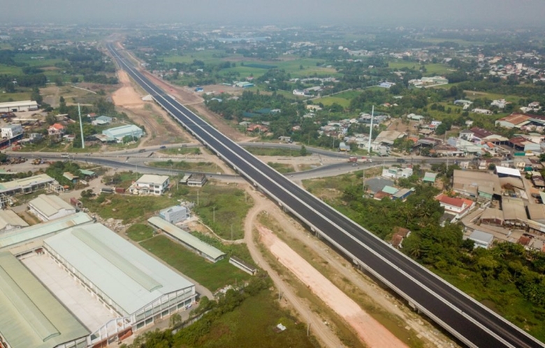 (ĐCSVN) – Hiện nay, để đảm bảo nhu cầu đi lại của người dân hai bên đường cao tốc, VEC đã đề xuất bổ sung hạng mục đường gom vào dự án sử dụng nguồn vốn tự thu xếp của VEC. Trên cơ sở đề nghị của VEC, Bộ Giao thông vận tải đã có tờ trình trình Thủ tướng Chính phủ phê duyệt điều chỉnh chủ trương đầu tư dự án.