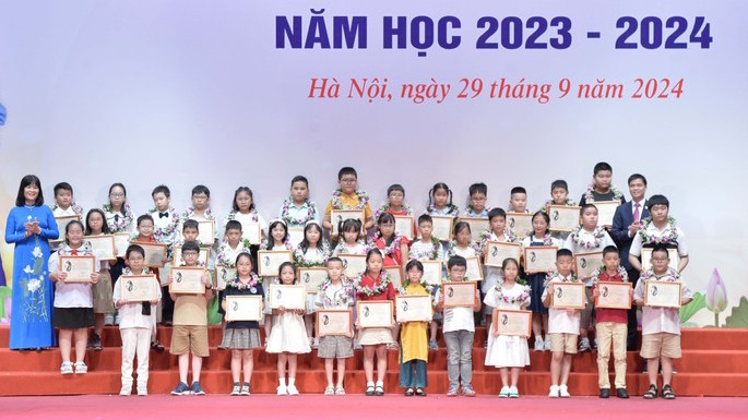 (ĐCSVN) - Lễ Tuyên dương học sinh đạt giải quốc gia, quốc tế năm học 2023-2024 là hoạt động có ý nghĩa thiết thực, thể hiện sự quan tâm sâu sắc của Công đoàn Viên chức Việt Nam đối với các cháu học sinh là con cán bộ, công chức, viên chức, người lao động (CBCCVCLĐ) các cấp Công đoàn Viên chức Việt Nam.