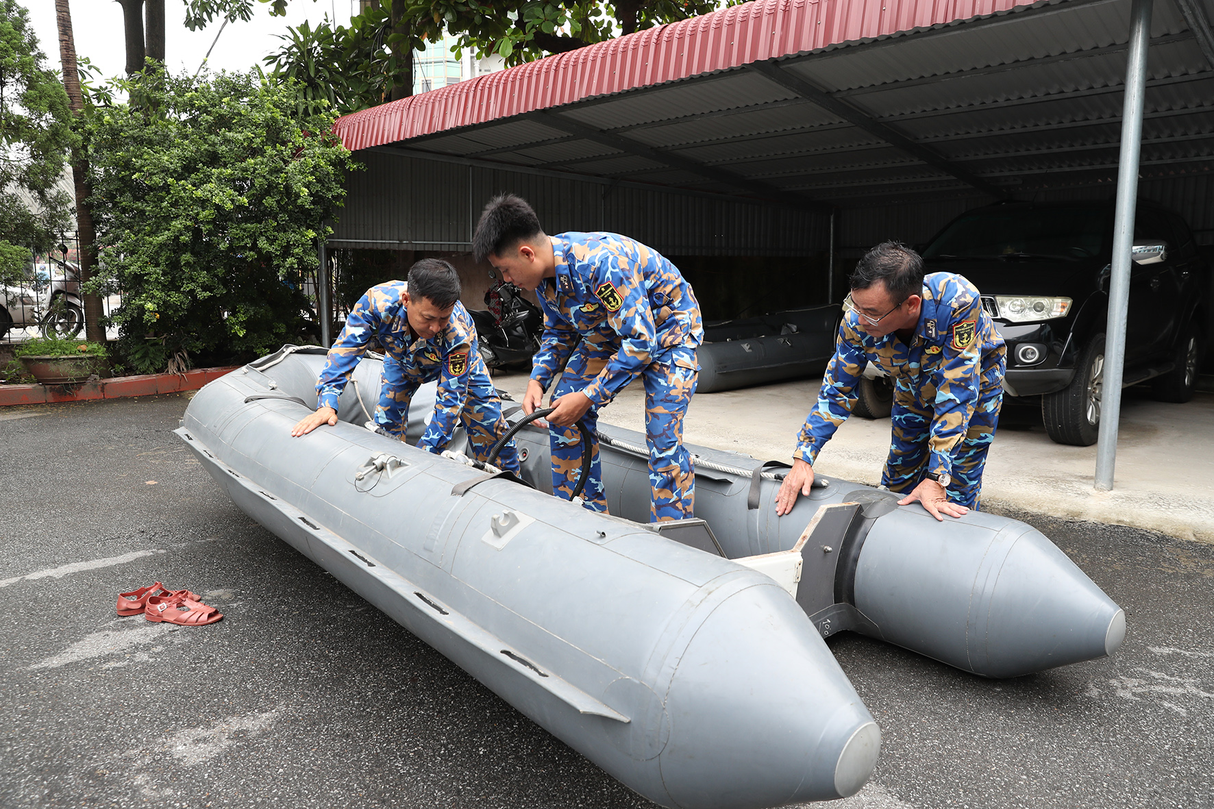 (ĐCSVN) – Liên quan đến vụ sập cầu Phong Châu do ảnh hưởng của bão số 3, để tăng cường lực lượng tìm kiếm nạn nhân bị mất tích và phương tiện, chấp hành lệnh của Bộ Quốc phòng, Quân chủng Hải quân đã điều động 40 cán bộ, chiến sĩ của Lữ đoàn 126 Đặc công đến phối hợp cùng các lực lượng tại chỗ tiến hành các biện pháp tìm kiếm.